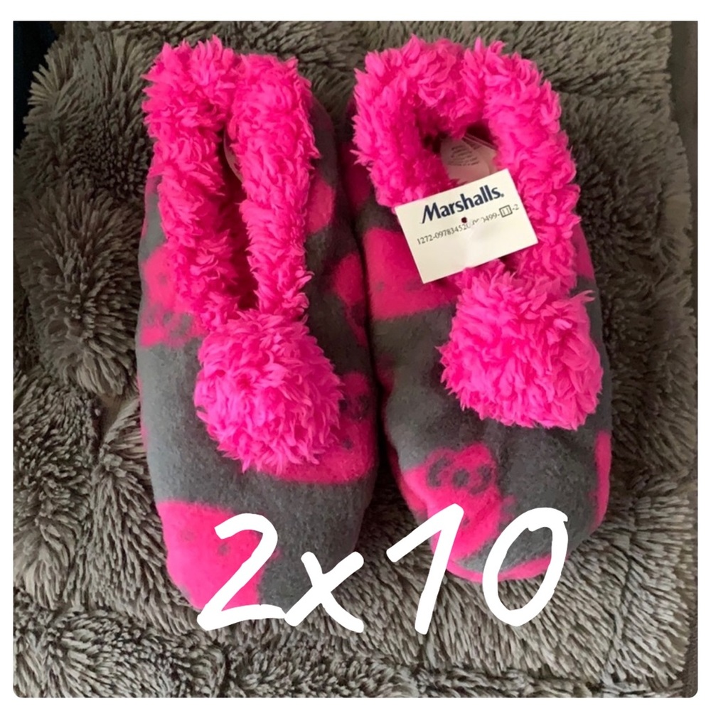 NWT Kids fuzzy polka dot Slippers with pom pom